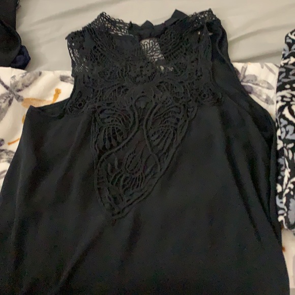 Sleeveless lace blouse with tie in the back - Picture 1 of 3